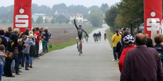Reinhard Witte (Radmitte-Straßenteam)  siegte auf der 72-km-Runde mit einem Sprint aus der Spitzengruppe heraus. Fotos:  Thomas Zenker 