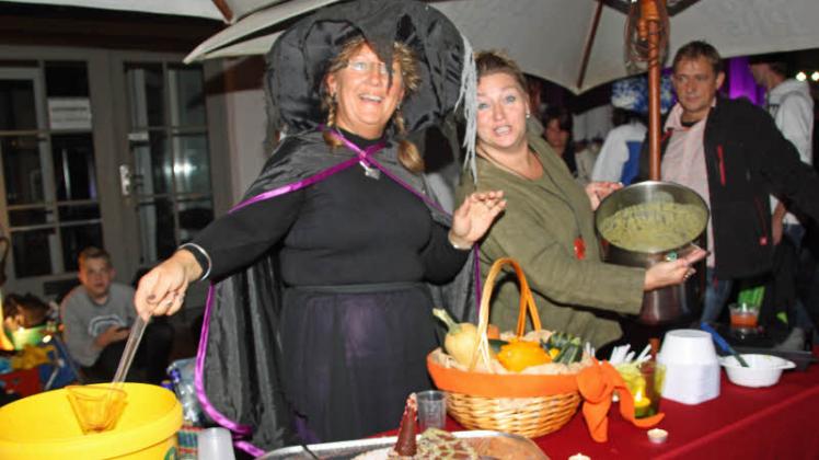 Isabell Peters und Kati Buchin boten Hexentrunk und Hexensuppe an. Fotos: Sieglinde Seidel (6) 