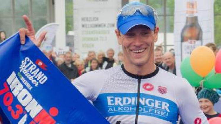 Siegerpose im Ziel: Der Rostocker Profi-Triathlet Michael Raelert gewann gestern den 1. Strandräuber Ironman 70.3 in Binz auf der Insel Rügen.