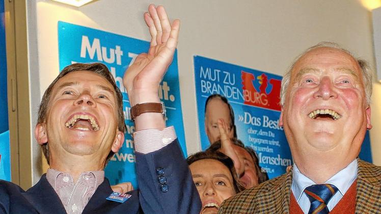 Freude  bei der  AfD: Parteivorsitzender  Bernd  Lucke (links)  feierte zusammen  mit dem brandenburgischen  Spitzenkandidaten Alexander Gauland  den  Einzug  ins  Parlament.  