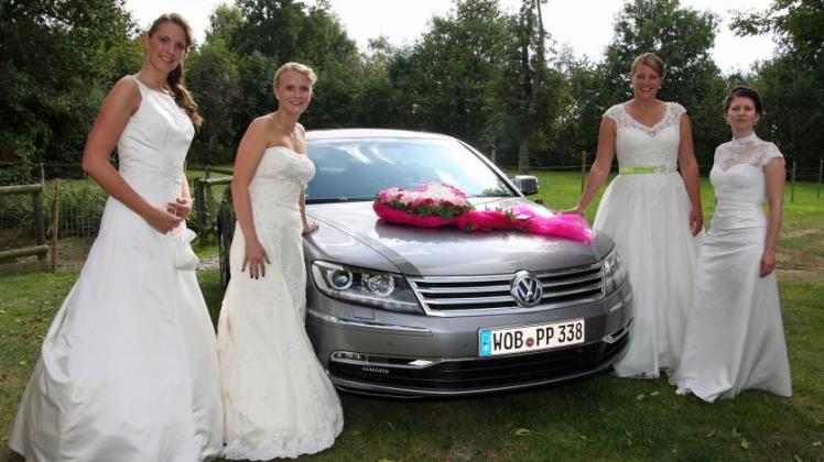 Linda (v. l.), Marlen, Bianka und Nicole, die erst vor wenigen Wochen geheiratet hatten, führten ihre Brautkleider vor.  