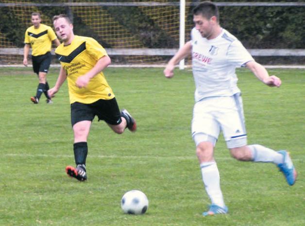 Eine typische Aktion: Der Bösdorfer Christian Schröder (links) läuft Ball und Gegner hinterher. Eine typische Aktion: Der Bösdorfer Christian Schröder (links) läuft Ball und Gegner hinterher.