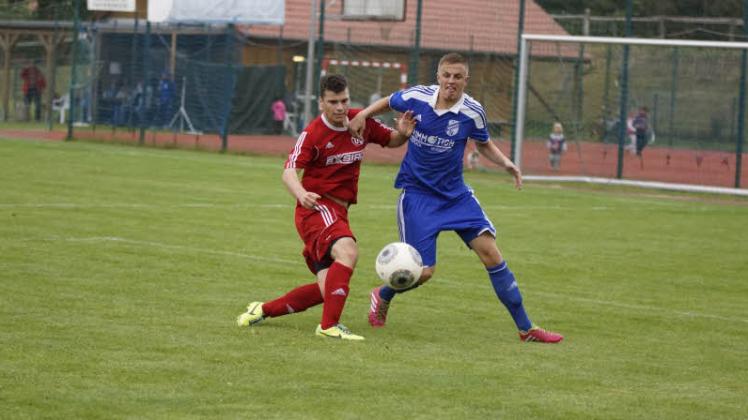 Toni Linda (r.) musste mit dem Bölkower SV gegen den TSV Bützow Schwerstarbeit verrichten, um einen glücklichen 1:0-Erfolg einzufahren.  