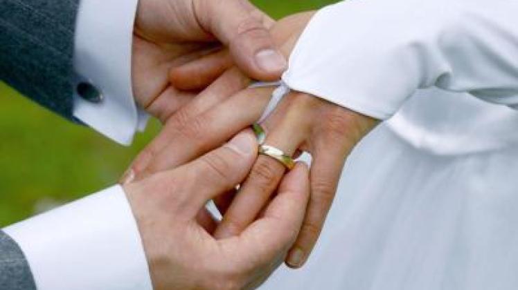  Für mehr als jeden zweiten Deutschen ist der Heiratsantrag Männersache. Foto: Andreas Lander 