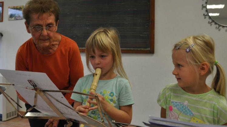 Flötenunterricht mit Dagma Willutzki:  Luna und Wiebke üben (v. l. n. r.)   