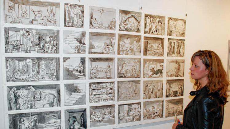 Ausstellungsbesucherin Annegret Benhcke fasziniert Inge Jastrams Bild  „Nebenan“  aus 32 Radierungen.