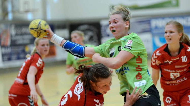 Wendy Künzel (grünes Trikot) war mit 14 Toren beste Werferin der Handballdamen des SV Grün-Weiß Schwerin.  