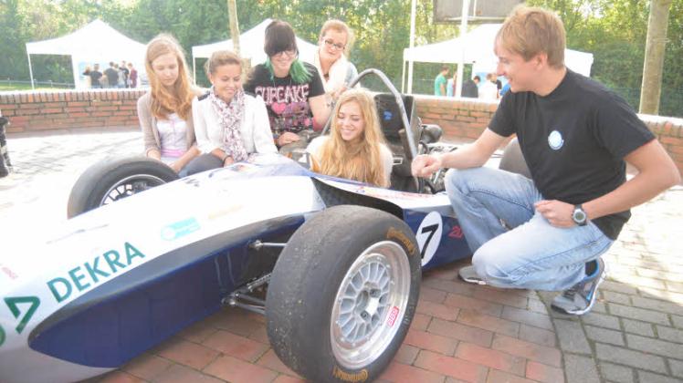 „Der macht beim Startsprint  jeden Porsche nackig“, sagt Robert Garbe von der Fachhochschule  Stralsund.  Die Wakenstädterin Jule Müller sitzt am Lenkrad.  Fotos: Michael Schmidt 