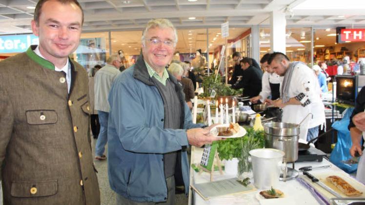Guten Appetit: Sven Heesch (li.) und Alt-Kreispräsident Fiete Tiemann ließen sich die angebotenen Wildgerichte schmecken. 