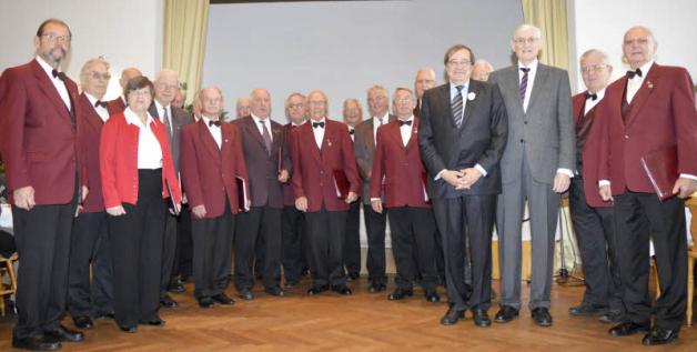 Kreistreffen: Bernd Hinz und Friedrich Burggraf zu Dohna-Schlobitten (vorne v. li.) mit den Sängern der Chorgemeinschaft Sude/Wilster, die für musikalische Unterhaltung sorgten. 