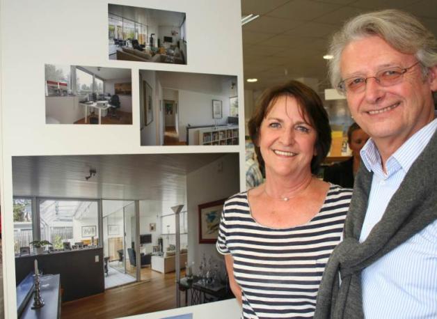 Die Quickborner Heinz und Ingrid Wiedemann wohnen in einem Neutra-Bungalow. Von ihrem Traumhaus sind Fotos in der Ausstellung zu sehen. 