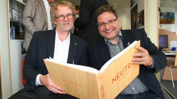 Hilmer Goedeking von der Neutra-Gesellschaft (links) und Bürgermeister Thomas Köppl (CDU) blättern in einem Bildband über den Star-Architekten.