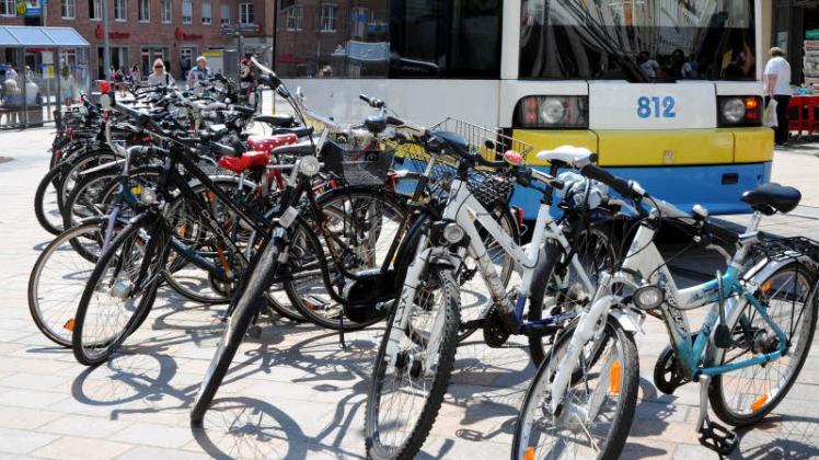 Alltägliches Bild auf dem Marienplatz: Endlose Fahrradreihen