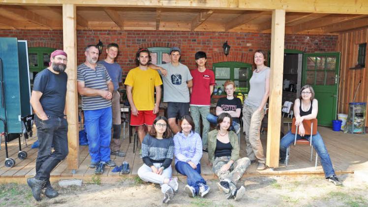 Teilnehmer und Betreuer des  Workcamps, das an der Naturschutzstation des Fördervereins Nossentiner/Schwinzer Heide arbeitet.