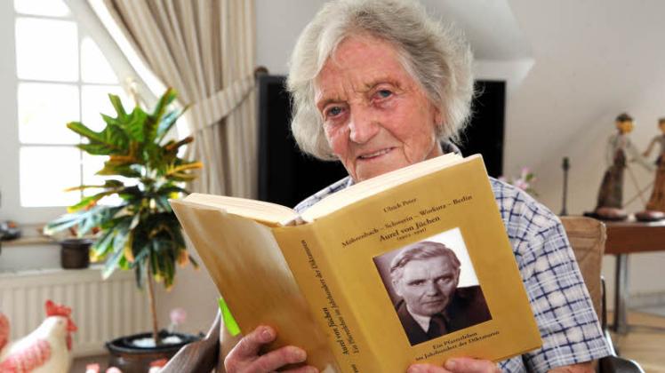 Erinnerung an den Vater: Edith von Jüchen blättert in einem Buch über Aurel von Jüchen, der 1950 wegen angeblicher Spionage und Bildung oppositioneller Gruppen zu 25 Jahren Arbeitslager verurteilt wurde.  
