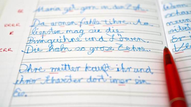 Lernen Kinder das Schreiben nach Gehör, schleichen sich häufig Fehler ein.  