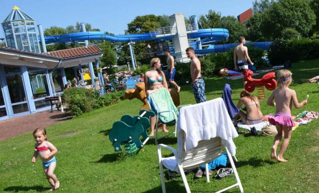 Das Freibad lockt Klein und Groß auch mit seiner schönen Anlage. In diesem Sommer kamen bis zu 850 Besucher an einem Tag. Das Freibad lockt Klein und Groß auch mit seiner schönen Anlage. In diesem Sommer kamen bis zu 850 Besucher an einem Tag.