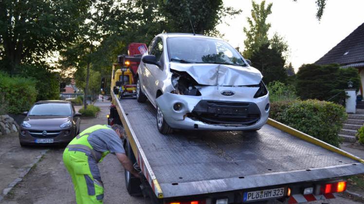 Der Ford Ka der Unfallfahrerin landete nach dem Aufprall schwer beschädigt auf dem Abschleppwagen. 
