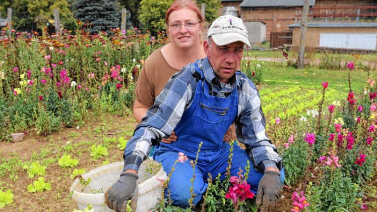Stephanie Lier und Uwe Oswald gehören zur Gärtnerei auf dem Biohof Werle der Güstrower Werkstätten – sie stecken viel Liebe in die Pflanzen.  
