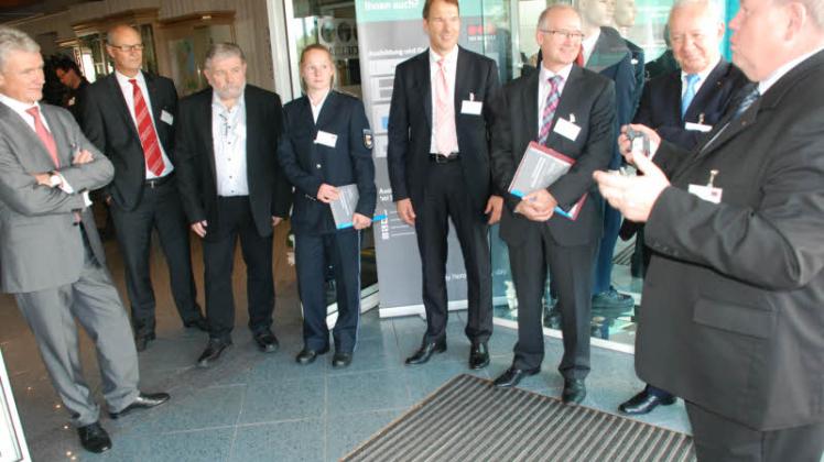 Betriebsbesichtigung: Detlef Strohkirch, der Leiter des Schweriner Securitas-Bildungszentrums (r.), führt die Gäste der Eröffnungsfeier durch die Gemeinschaftsbereiche, die Unterrichtsräume und den Internatsbereich. 