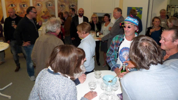 Viele Besucher überzeugen sich von den verschiedenen Techniken der Bilder. Danach folgte das Gespräch mit den Nachbarn.  