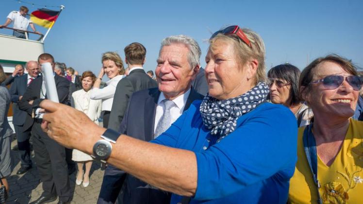 Handy-Foto mit Bundespräsident: Rostockerin Renate Kasimir, Staatsoberhaupt Joachim Gauck. 