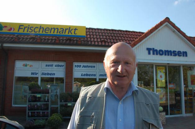 Heimatverbunden: Peter Thomsen vor dem Frischemarkt, der 1906 von seinen Großeltern gegründet wurde. 