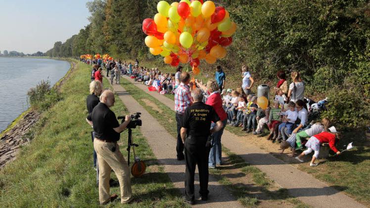 Luftballons für alle: Jedes Kind bekam einen Ballon in die Hand. 