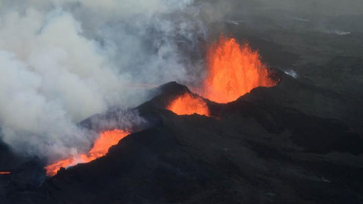 Ein eindrucksvolles Erlebnis: Ein Flug über einen Teil der am 13. September noch aktiven Eruptionsspalte mit dem Krater Baugur.  