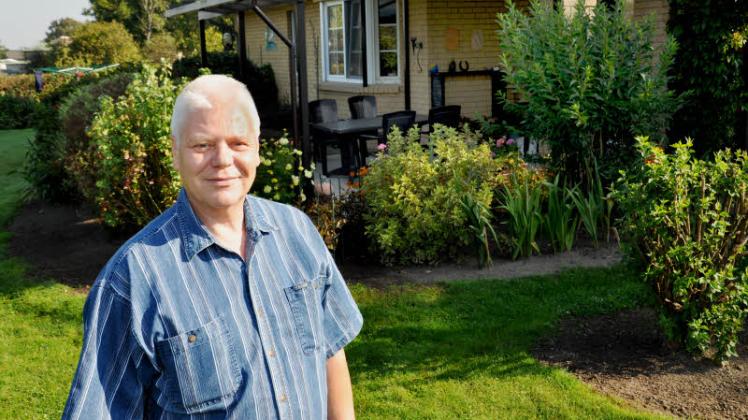 Wolfgang Hohmann aus Oettelin setzt sich für den Erhalt der Plattdeutschen Sprache ein. Hier auf der Terasse seines hauses in Oettelin sitzt er am liebsten und schaut auf den Garten. Die ist immer einiges zu tun.  
