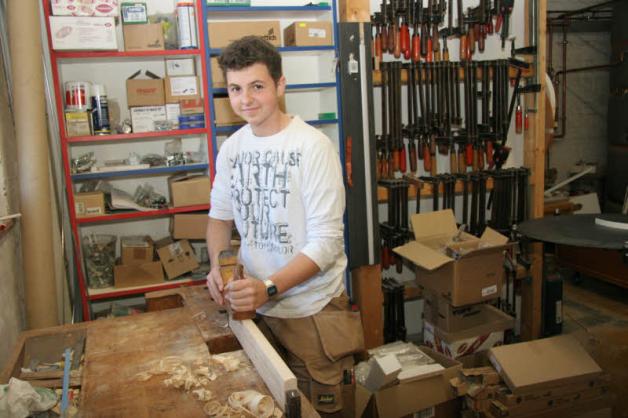 Etwas Handwerkliches und Praktisches zu lernen, ist Marlon Holst (16) wichtig. Er lernt den Beruf des Tischlers. 