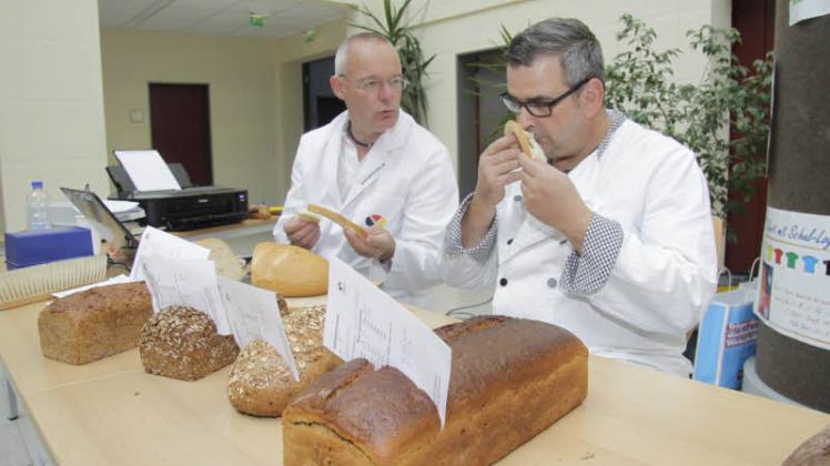 Frage Aroma? Michael Isensee (l.) und Heiko Keil testen Brote und Brötchen im Akkord.  Fotos: Lars Reinhold 