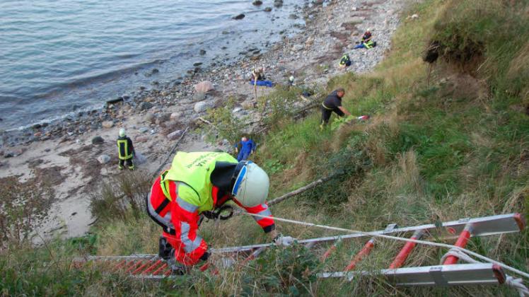Unzugänglicher Einsatzort: Die Retter mussten über eine Leiter hinabklettern und die Ausrüstung an Seilen herablassen. 