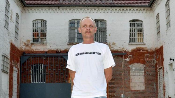 Der Leipziger Andreas Laake vor dem ehemaligen DDR-Gefängnis Zuchthaus Cottbus: Der 53-Jährige saß wegen Republikflucht in dem Gefängnis. Während seiner Haftzeit wurde sein Sohn zwangsadoptiert.  