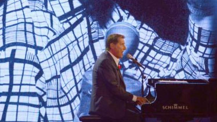 Der doppelte Udo: Während Jürgens bei der ZDF-Jubiläumsgala, die am 18. Oktober um 20.15 Uhr gesendet wird, am Flügel sitzt, werden im Hintergrund Fotos seiner Karriere gezeigt.  