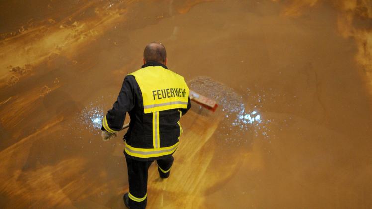 In Rheinland-Pfalz überschwemmte eine Flutwelle mehrere Dörfer. Helfer kämpfen mit dem Schlamm.