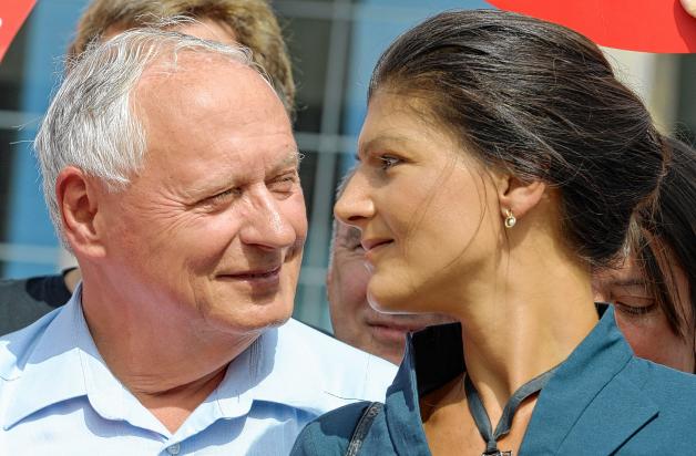 Bereits vor Weihnachten 2014 gaben sich Oskar Lafontaine und Sahra Wagenknecht das Ja-Wort. Bereits vor Weihnachten 2014 gaben sich Oskar Lafontaine und Sahra Wagenknecht das Ja-Wort.