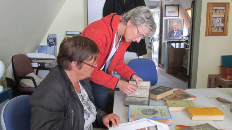 Da steckt viel Arbeit drin: Heike Heilmann (l.) übergibt Museumsleiterin Dr. Kathrin Möller zehn von ihr in aufwändiger Arbeit restaurierte Bücher.   