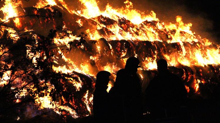 Der zweite Brand in einer Nacht in Ahrensburg: Nachdem das Feuer in einer Gartenlaube gelöscht war, mussten die Einsatzkräfte zu einem brennenden Strohlager ausrücken.