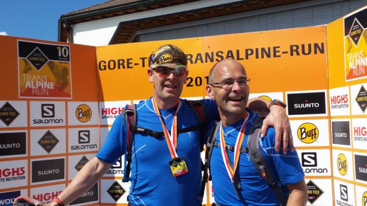 Jörg Clemen (l. Neubrandenburg) und Torsten Gunia (Schwerin) quälten sich acht Etappen lang bei Wind und Wetter über die Alpen.  Fotos: Privat 