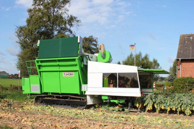 Schweres Gerät: Die neue Erntemaschine im Einsatz auf einem Gemüsefeld. Schweres Gerät: Die neue Erntemaschine im Einsatz auf einem Gemüsefeld.
