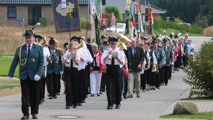 Der Ausmarsch der Roggendorfer Schützengilde führte die Gäste durch das Dorf.  Fotos: Maik Freitag (2) 