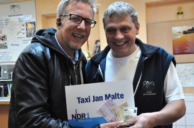 Für das Café Jerusalem kamen 555 Euro zusammen. Leiter Andreas Böhm (rechts) nahm das Geld entgegen. Fotos: Wittorf 