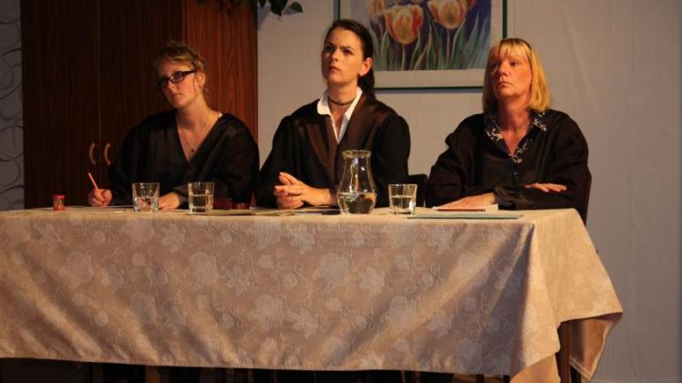 Die Freundinnen Liz (Svenja Kunz, von links), Jane (Anke Müns) und Helen (Gaby Lipp) sitzen zu Gericht.  