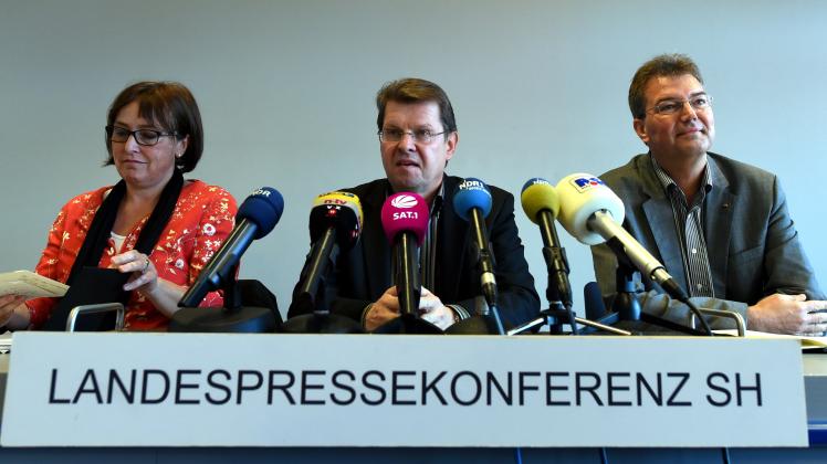 Alles wieder gut: Das sagen Eka von Kalben (Bündnis 90/Die Grünen), Ralf Stegner (SPD) und Lars Harms (SSW) (von li. nach re.) auf der Landespressekonferenz in Kiel nach einer Gesprächsrunde der Regierungskoalition. 