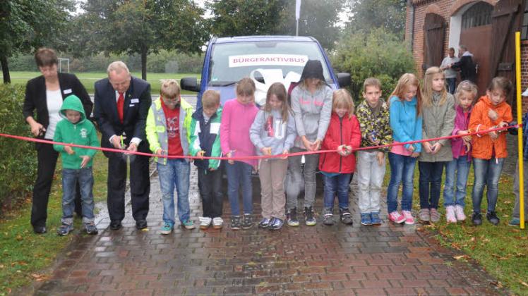Zusammen mit Landwirtschaftsminister Dr. Till Backhaus und Bürgermeisterin Kriemhild Kant haben Balower Kinder das rote Band durchschnitten und das Fahrzeug an die Gemeinde übergeben.  
