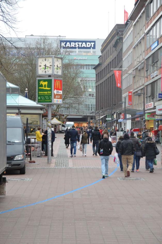 So soll sie nicht bleiben: Die blaue Linie wurde Anfang April in der Innenstadt aufgesprüht – hier in der Holstenstraße. 