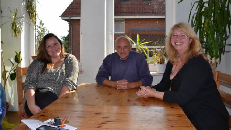 Sie bitten zu Tisch: Im Ilensee-Forum bieten Simone Graunke (von links) , Peter Schmidt und Heike Wilhelmsen Schulkindern ab sofort ein warmes Mittagessen. 
