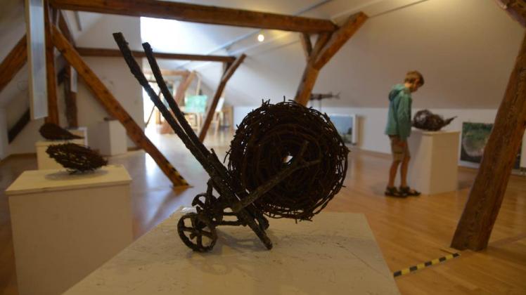 Angeregt von den Geschichten der Menschen an der ehemaligen Grenze, und gefundenen Metallresten am Kolonnenweg entstanden Kunstwerke.  Fotos: Michael Schmidt 