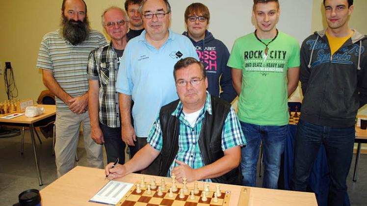 SG Güstrow/Teterow I: Die erste Mannschaft der SG Güstrow/Teterow schaffte einen nicht für möglich gehaltenen Auftaktsieg gegen SF Schwerin III: Uwe Dettmann, Armin Waschk, Bernd Kiel, Gerd Dettmann, Holger Dettmann (sitzend), Oliver Ramp, Alexander Luther und Thomas Fidorra (von links).  